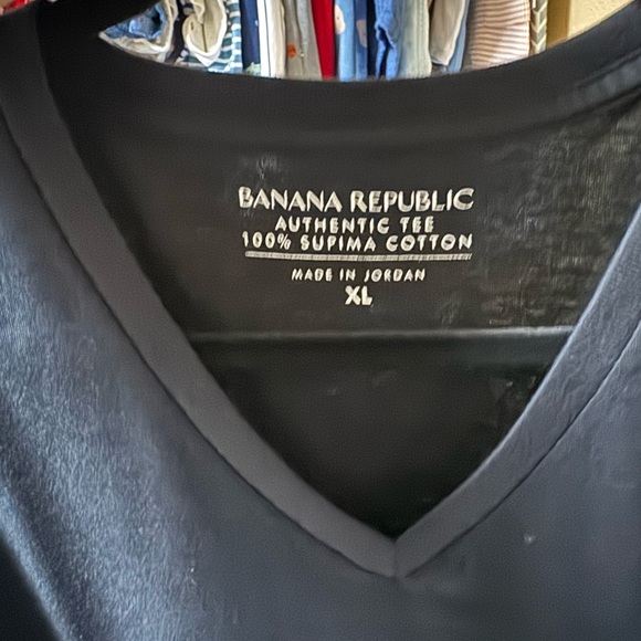 Banana Republic Classic Black V-Neck Tee Mens - Picture 3 of 4